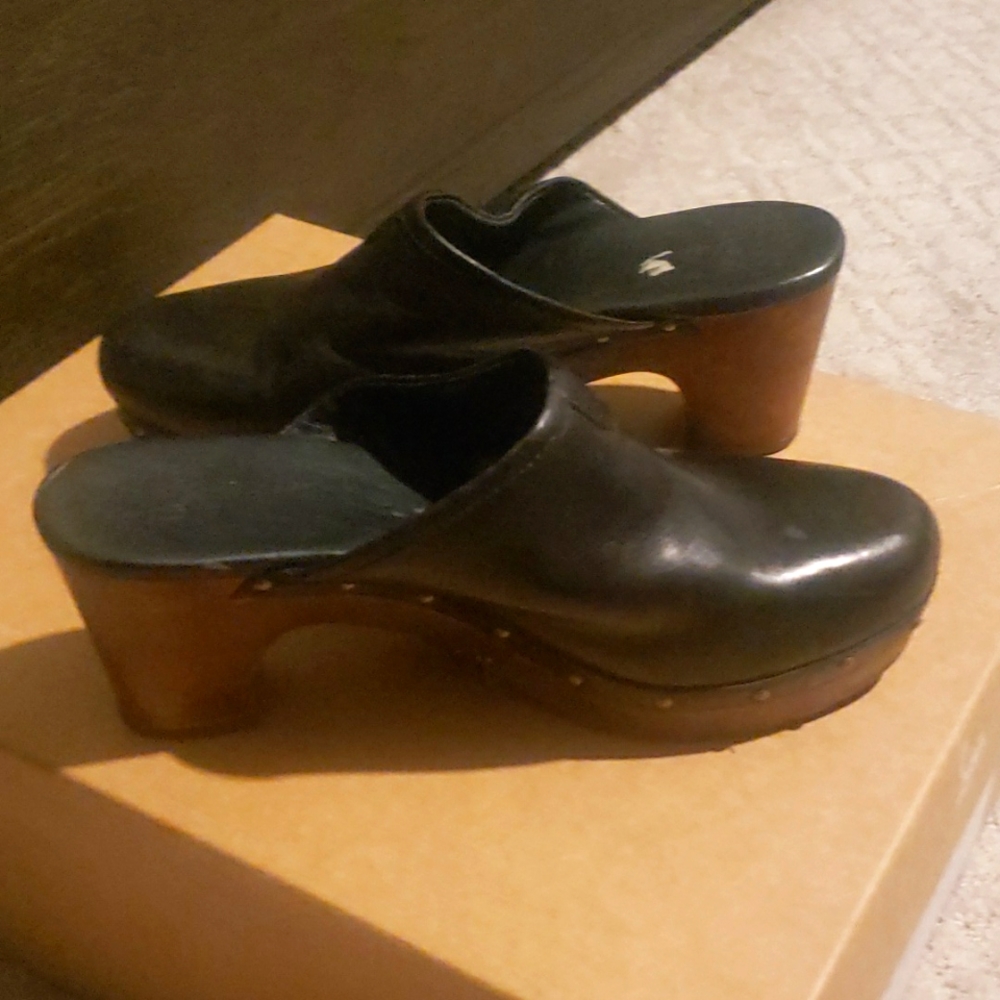 UGG Mule leather Clogs size 8 in black. Great Condition. Warm